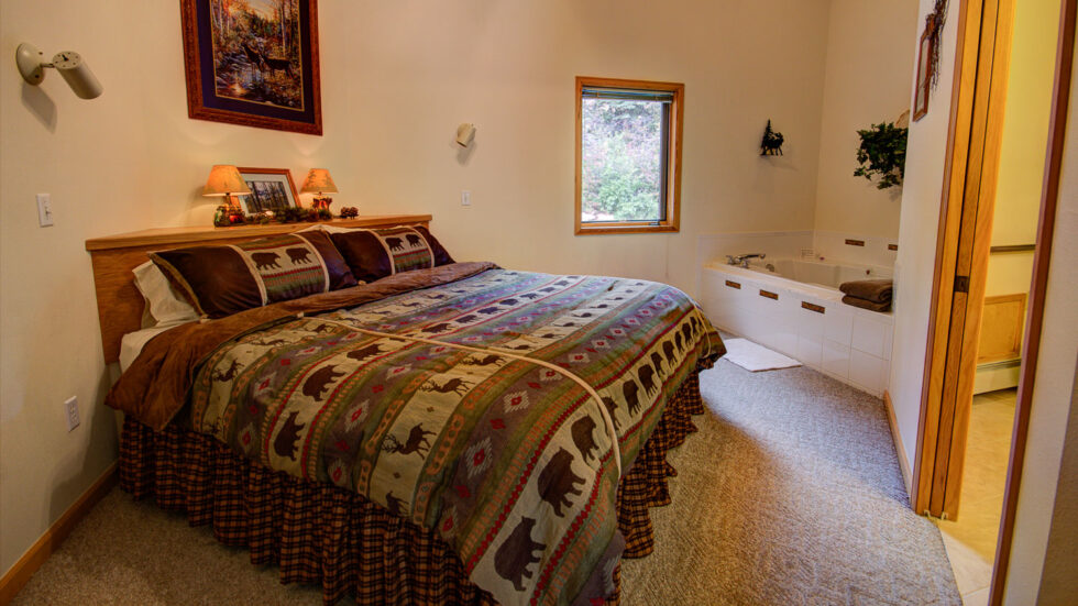 River Stone Accessible 1 Bedroom River Stone Resorts And Bear Paw Suites   River Stone 1 Bedroom ADA Master Bedroom 980x551 